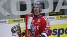 Tomáš Plekanec přiváží trofej pro vítěze EHT