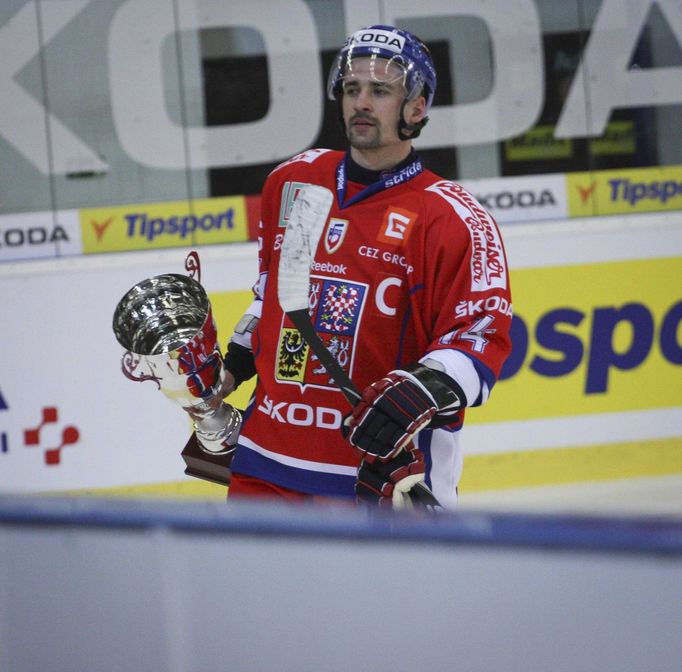 Tomáš Plekanec přiváží trofej pro vítěze EHT