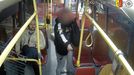 Muž vytáhl v autobusu zbraň a ohrožoval cestující. Incident zachytilo video.