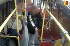 Drama v pražském autobusu. Muž mířil pistolí na cestující, policie hledá svědky