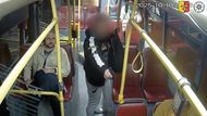 Policie, Praha, agresor, muž, pistole, zbraň, autobus