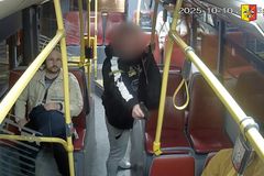 Drama v pražském autobusu. Muž mířil pistolí na cestující, policie hledá svědky