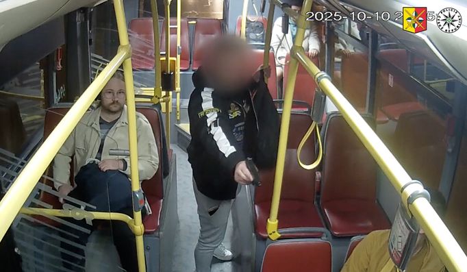 Muž vytáhl v autobusu zbraň a ohrožoval cestující. Incident zachytilo video.