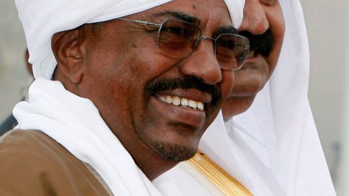 Súdánský prezident Umar al-Bašír právě dorazil do Kataru. Na letišti jej uvítal zdejší emír, šejch Hamad bin Chalífa al-Thání