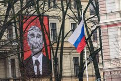 V Pobaltí začínají deportace "němých" Rusů, ti nechápou proč. "Nacismus," bouří se