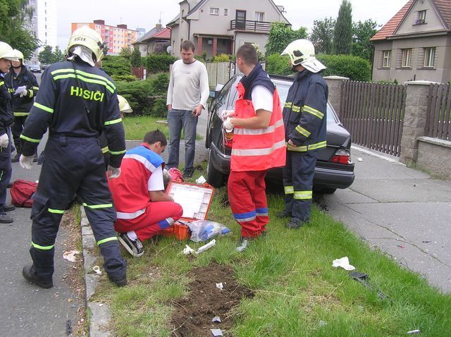 Dodávka sešrotovala kočárek s dítětem