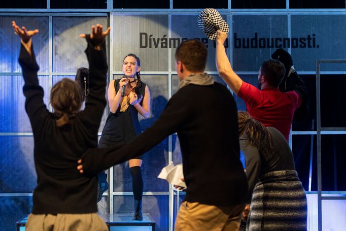 Natálie Holíková jako Emma (čelem).