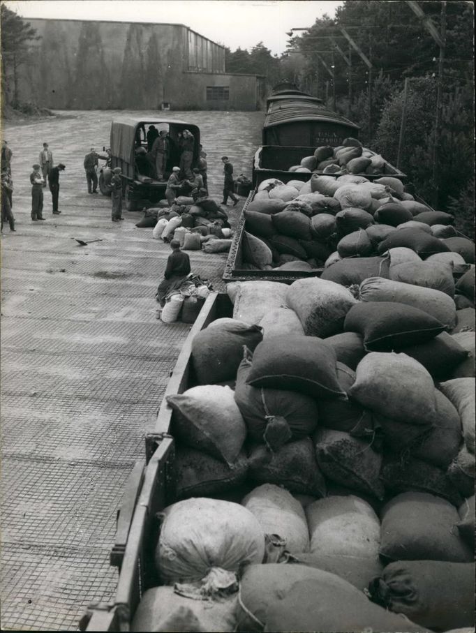 Archivní snímek z blokády západní části Berlína a následném vzniku „leteckého mostu“, která byl odstartován  24.6. 1948.