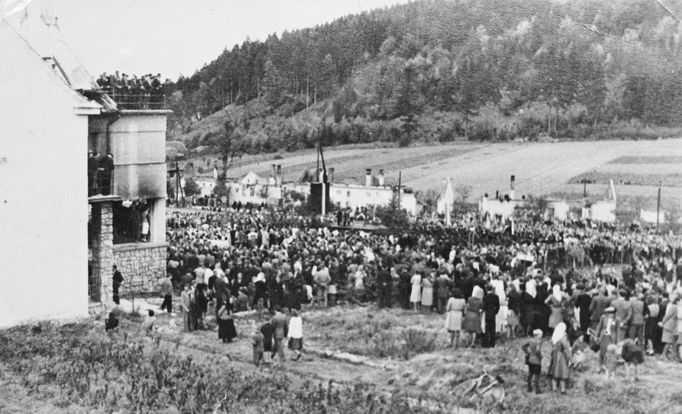 Masakry a vypálené osady od nacistů v dubnu 1945.