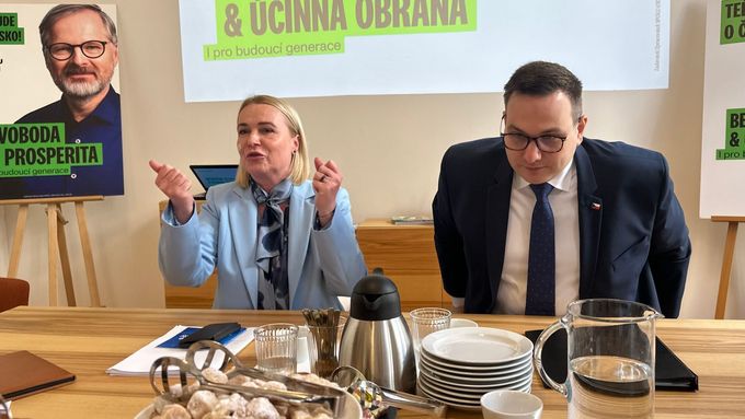 Aktuálně.cz zachytilo ministra zahraničí Jana Lipavského a ministryni obrany Janu Černochovou, kteří kritizovali Andreje Babiše za nepomoc Ukrajině.