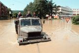 Nákladní automobil Praga V3S vlečený na laně zaplavenou ulicí v Otrokovicích (10. 7. 1997).
