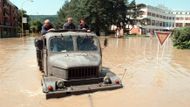 Nákladní automobil Praga V3S vlečený na laně zaplavenou ulicí v Otrokovicích (10. 7. 1997).