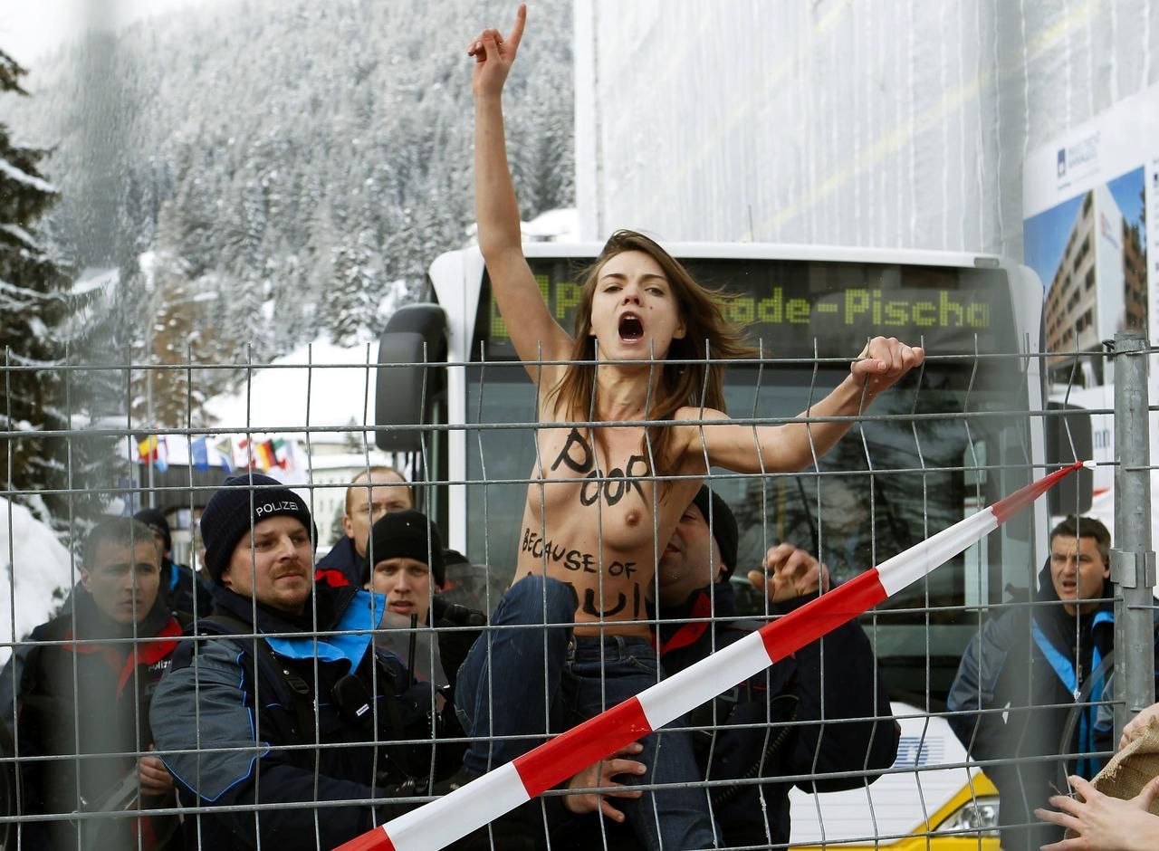 Protest feministek na Ekonomickém světovém fóru v Davosu