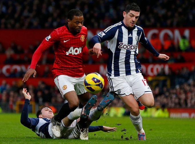 Graham Dorrans a George Thorne z Wes Bromwiche se snaží zastavit obránce Manchesteru United Patrice Evru.