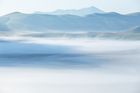 Brzy ráno se nad náhorní planinou u italské vesnice Castelluccio di Norcia válí mlhy.