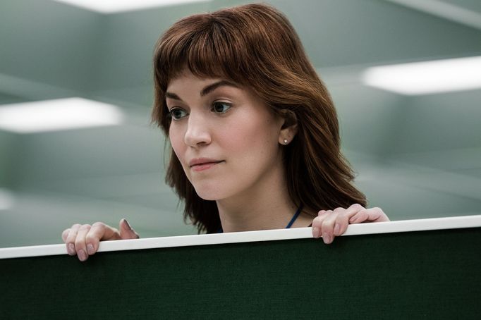 Britt Lowerová v roli Helly.