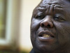 Morgan Tsvangirai oznamuje novinářům v Harare své rozhodnutí nekandidovat v 2. kole prezidentských voleb