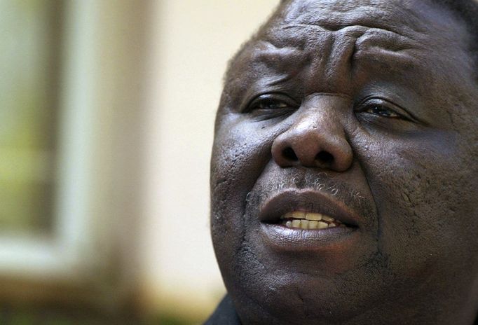 Morgan Tsvangirai oznamuje novinářům v Harare své rozhodnutí nekandidovat v 2. kole prezidentských voleb