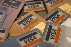 Češi loni přes Visa karty utratili více než 500 miliard