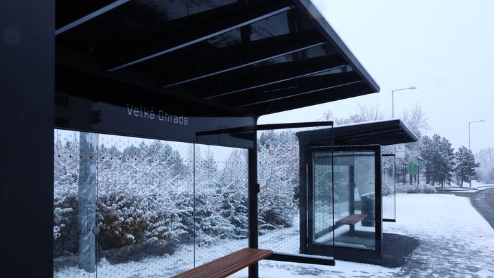 Praha instaluje nové přístřešky na zastávkách. Reklamní plochy nahradí LCD panely; Zdroj foto: Technologie hlavního města Prahy