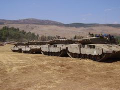 Izraelské tanky odpočívají den po vyhlášení příměří na hranici s Libanonem.