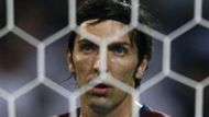 Loni jeho Itálie propadla na fotbalovém MS, letos zase Juventus skončil v Serii A až sedmý. Buffon přitom kvůli zranění vůbec nechytal.