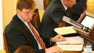 Předseda sněmovny čeká na klid, aby mohl zahájit schůzi. Nedočkal se, a přesto zahájil