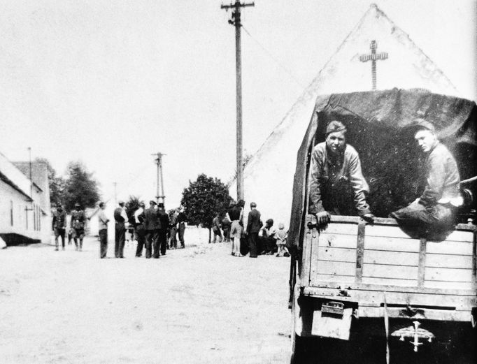 Řevnice, 6. května 1945. Příjezd kolony nákladních automobilů s příslušníky 1. pěšího pluku ROA na náměstí Victoria (dnes Krále Jiřího z Poděbrad).