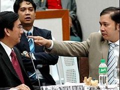 José de Venecia III. předvádí vyšetřovací senátní komisi, jak mu Mike Arroyo na obchodní schůzce v Manile důrazně domlouval, aby stáhl svou žádost o přidělení lukrativní státní zakázky