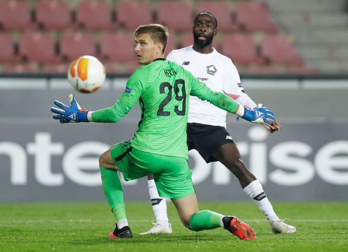 Jonathan Ikone dává Milanu Hečovi gól na 3:1 ve prospěch Lille