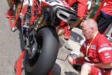 Rychlá výměna zadní pneumatiky u motocyklu Lorenza Lanziho.