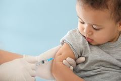 Za závažné potíže po očkování má stát platit většímu okruhu lidí, míní senátní výbor