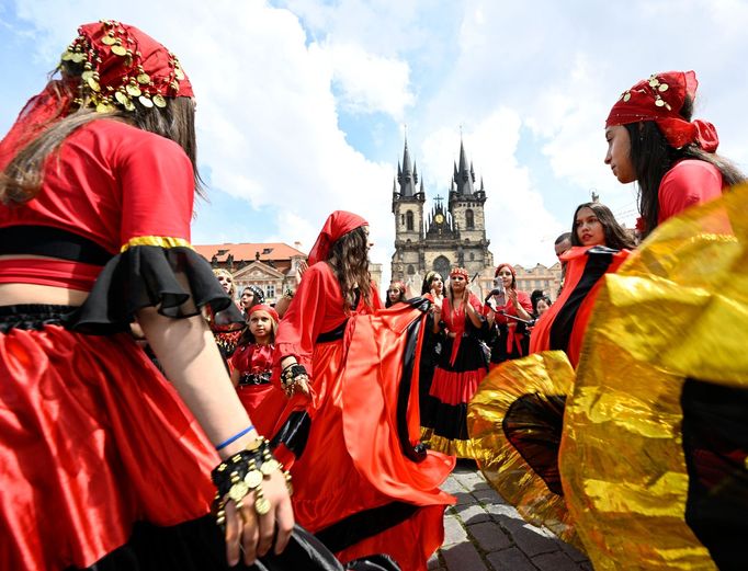 Také letos byl součástí festivalu Khamoro tradiční průvod, který prošel centrem Prahy.