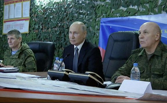 Generálplukovník Michail Teplinskyj (vlevo) s Vladimirem Putinem během prezidentova výjezdu do okupované části Chersonské oblasti.