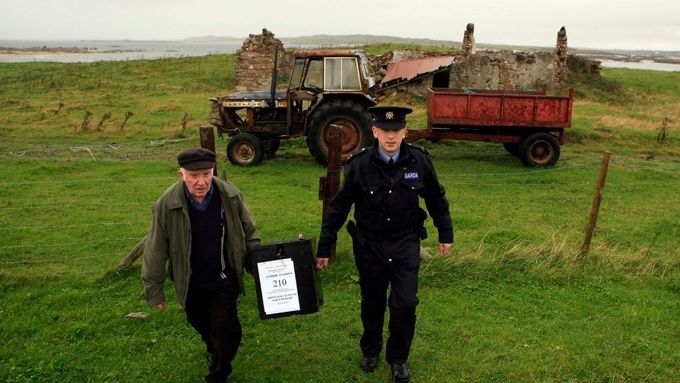 Přenosná volební urna dorazila i na irský ostrov Inishfree.