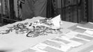 Policista hlídá šperky a pouta, které u sebe měla čtveřice zatčených pachatelů loupeže v hotelu Pierre. Záběr z tiskové konference v New Yorku 7. ledna 1972.