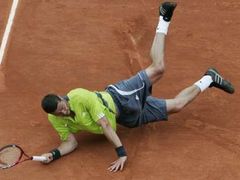 Ruský tenista se marně snaží proti Janku Tipsarevičovi. Letos vypadl s French Open už v prvním kole.