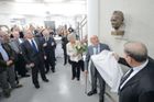 Šéf jedné z největších farmaceutických firem světa odhalil v Praze bustu profesora Holého