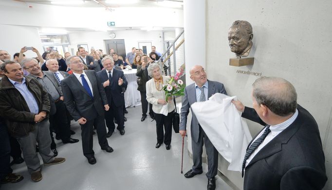 Odhalení busty Antonína Holého v Ústavu organické chemie a biochemie.