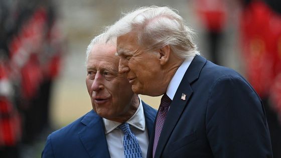 Jednota ve fialové. Trump nechal modrou doma, Melania si nasadila inkognito klobouk