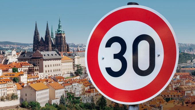 Plošná maximální rychlost 30 kilometrů v hodině. V jiných městech Evropy je to norma, Praha zatím zpomaluje jen výběrově.