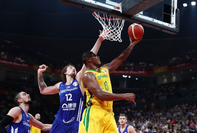 basketbal, MS 2019, Česko - Brazílie, Ondřej Balvín a Cristian Felicio