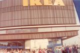 První prodejna nábytkářského řetězce Ikea v tehdejším Československu se nacházela ve třech patrech Domu bytové kultury (DBK) v Praze na Budějovické. Podívejte se, jak vypadala.