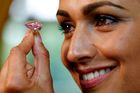 Unikátní růžový diamant byl v Ženevě vydražen za 750 milionů korun