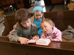 Děti na májové bohoslužbě v evangelickém kostele.
