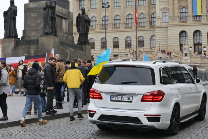 Fotografie z demonstrace na podporu Ukrajiny na Václavském náměstí v Praze. 24. 2. 2022