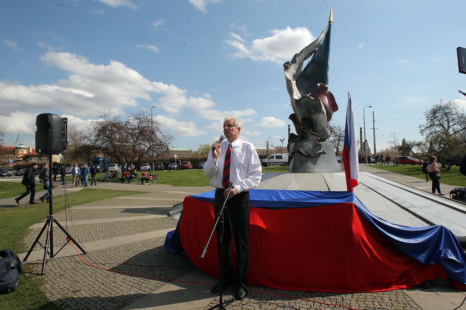 Miroslav Sládek opět na scéně