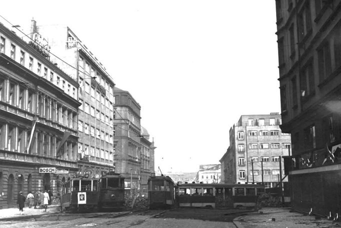 "Jsme s vámi. Buďcte všichni s námi. Hájíme Prahu, Prahu uhájíme. Praha je, Praha zůstane svobodná!" (Barikády před budovou rozhlasu.)