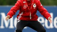 Joachim Löw je při tréninku hodně aktivní. Takhle hecuje své svěřence...