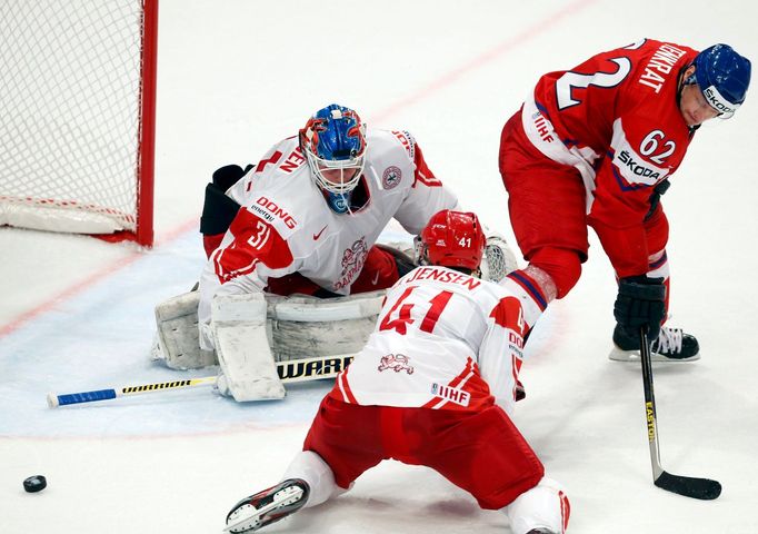 Hokej, MS 2013, Česko - Dánsko: Petr Tenkrát - Jesper B. Jensen (41) a Simon Nielsen